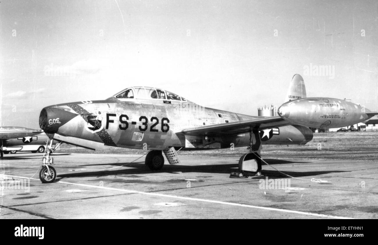 Questa fotografia di Pete Bowers cattura l'F-84G Thunderjet, un aereo significativo utilizzato nelle operazioni militari post-seconda guerra mondiale. L'immagine mette in evidenza il suo design e il suo ruolo durante la Guerra fredda, mostrando un momento della storia dell'aviazione. Foto Stock