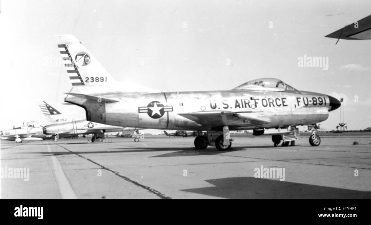 L'F-86D-40 Sabre, fotografato da Pete Bowers, è un aereo a reazione utilizzato dalla U.S. Air Force durante la Guerra fredda. L'F-86D-40 fu un progresso significativo nella tecnologia dei caccia a reazione, noto per il suo ruolo nella difesa aerea e nelle operazioni militari. Foto Stock