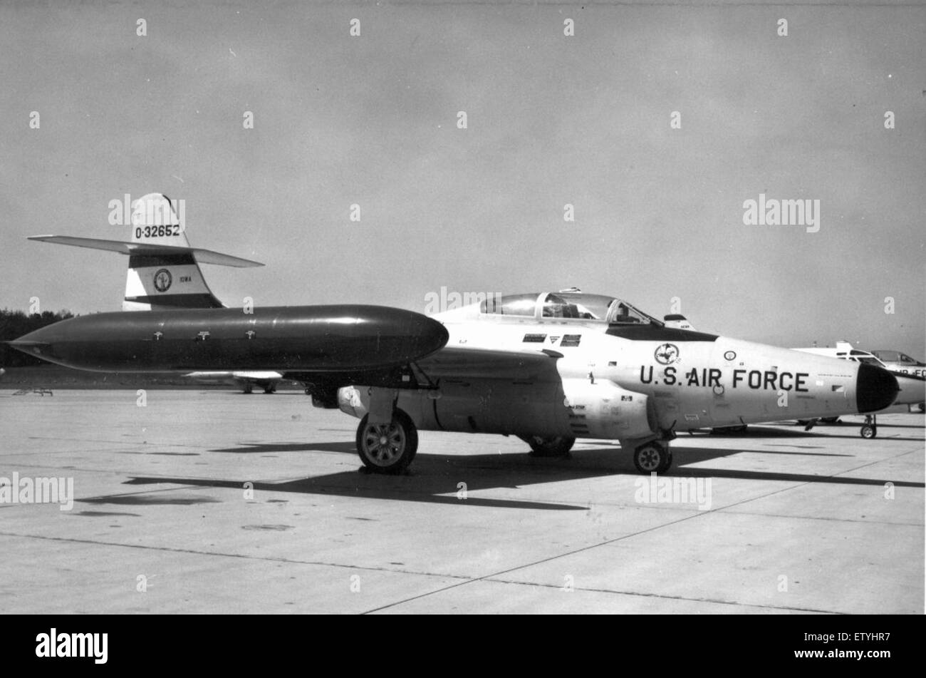 Questa foto cattura un aereo F-89J, che mostra il design e le capacità dell'aereo. L'immagine mette in evidenza la tecnologia militare e la storia dell'aviazione associata a questo aereo dell'era della Guerra fredda. Foto Stock