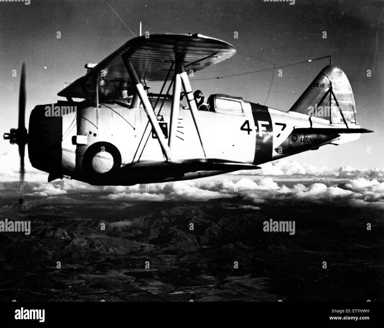 Il *Grumman F3F-1 0232*, assegnato al *VF-4* (4-F-7), è un notevole velivolo degli *U.S. Navy* alla fine degli anni '1930 Questo caccia faceva parte della flotta pre-seconda guerra mondiale, rinomata per il suo ruolo nelle operazioni navali prima dell'avvento di aerei più avanzati. Foto Stock
