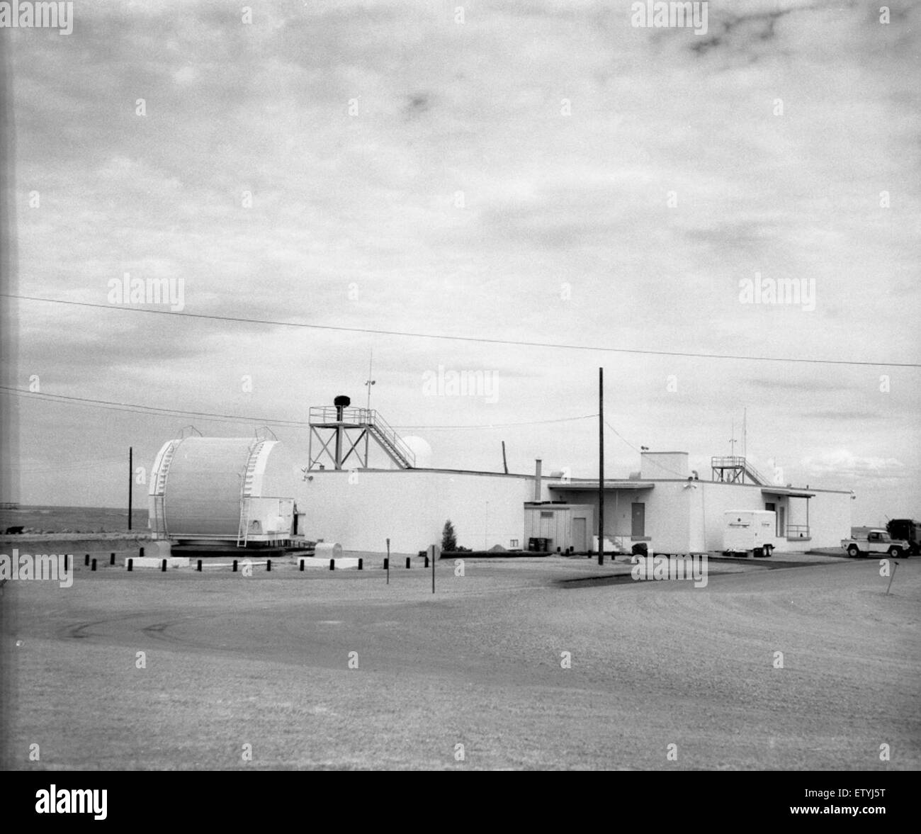 Questa fotografia del 9 marzo 1959 mostra l'esterno del GE Guidance Building, preso dal nord-est. L'edificio fa parte degli sviluppi tecnologici della General Electric nel corso del XX secolo, mostrando un design architettonico moderno della metà del secolo. Foto Stock