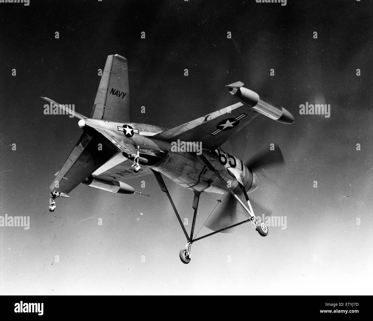 Il Lockheed XFV-1, un aereo sperimentale del 1954 progettato per il decollo e l'atterraggio verticale (VTOL), come si vede in questa immagine storica. L'aereo rappresenta progressi nella tecnologia dell'aviazione durante la metà del XX secolo. Foto Stock