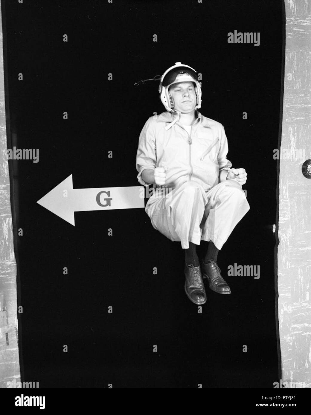 Un documento del 1958 che dettagli gli effetti della gravità sul corpo umano, in particolare in relazione all'esplorazione spaziale e all'aviazione, con un focus sugli impatti fisiologici e le forze di accelerazione. Foto Stock