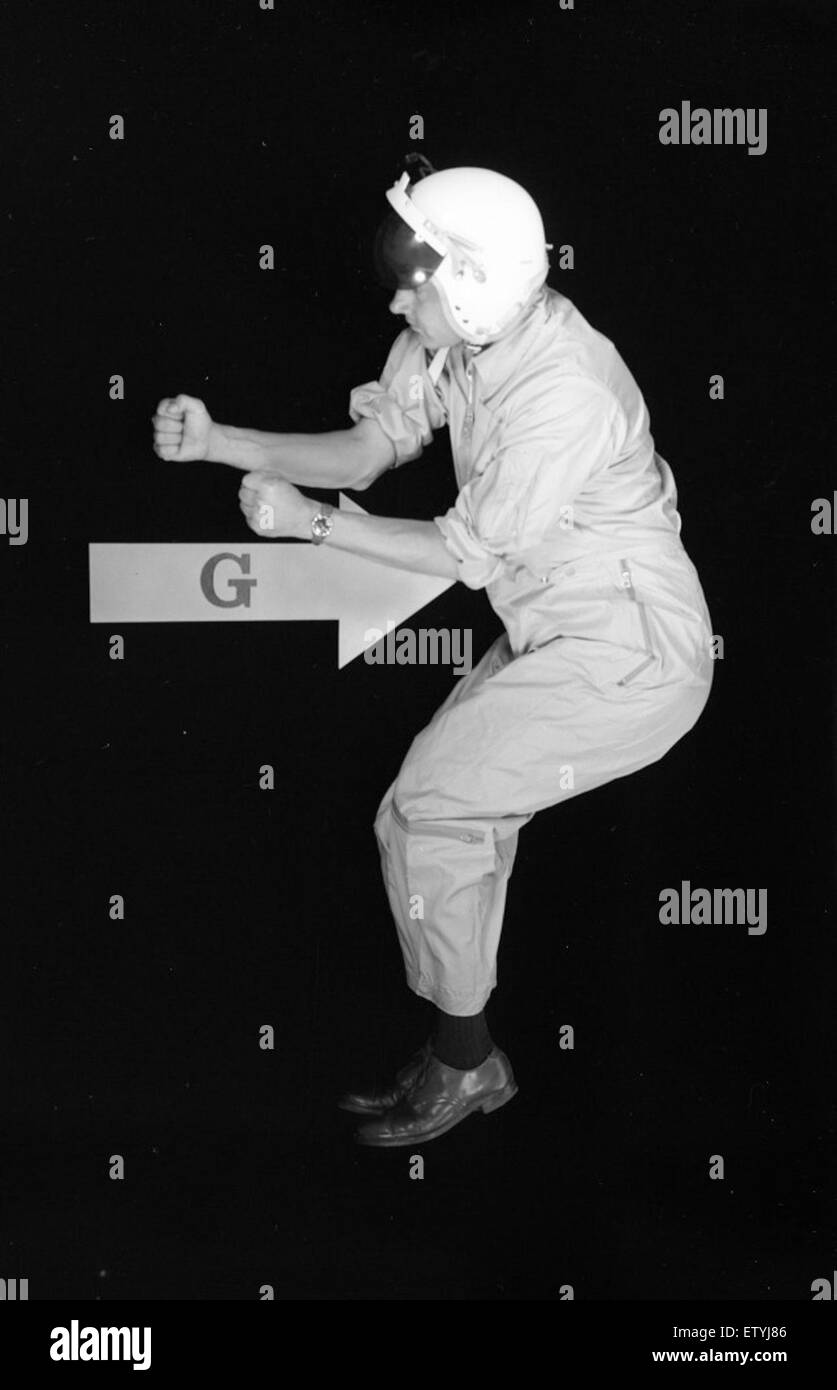 Questo documento scientifico del 23 luglio 1958 fornisce informazioni sugli effetti della gravità sul corpo umano, concentrandosi sull'impatto delle forze gravitazionali sulla salute umana e sulle condizioni fisiche durante vari test e esperimenti fisici. Foto Stock