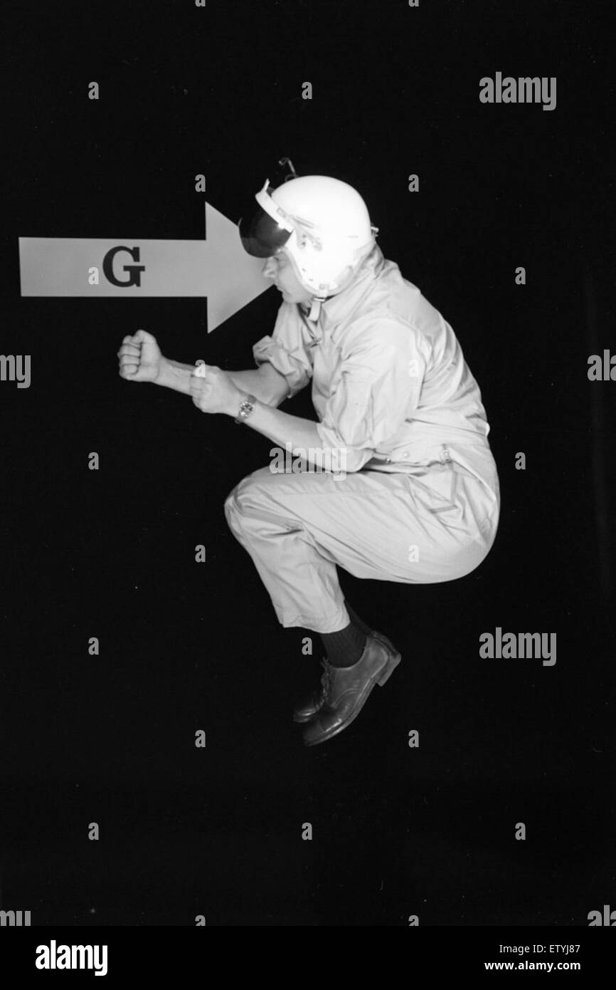 La fotografia esplora l'effetto delle forze gravitazionali sul corpo umano, preso come parte di studi scientifici per comprendere la risposta umana alla gravità, catturato il 23 luglio 1958. Foto Stock