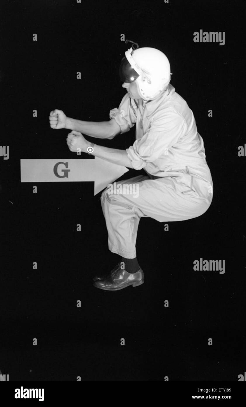 Questa voce discute gli effetti della gravità sul corpo umano, con ricerche condotte nel 1958. Esplora come la gravità influenza le funzioni corporee e la resistenza in diverse condizioni. Foto Stock