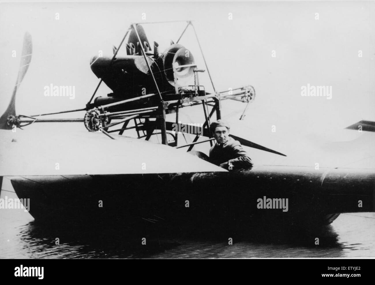 Il Perry-Beadle Flying Boat, un aereo dell'inizio del XX secolo, rappresenta un progresso significativo nella storia dell'aviazione. Noto per il suo caratteristico design degli idrovolanti, è stato utilizzato per la ricognizione e le missioni marittime. Foto Stock