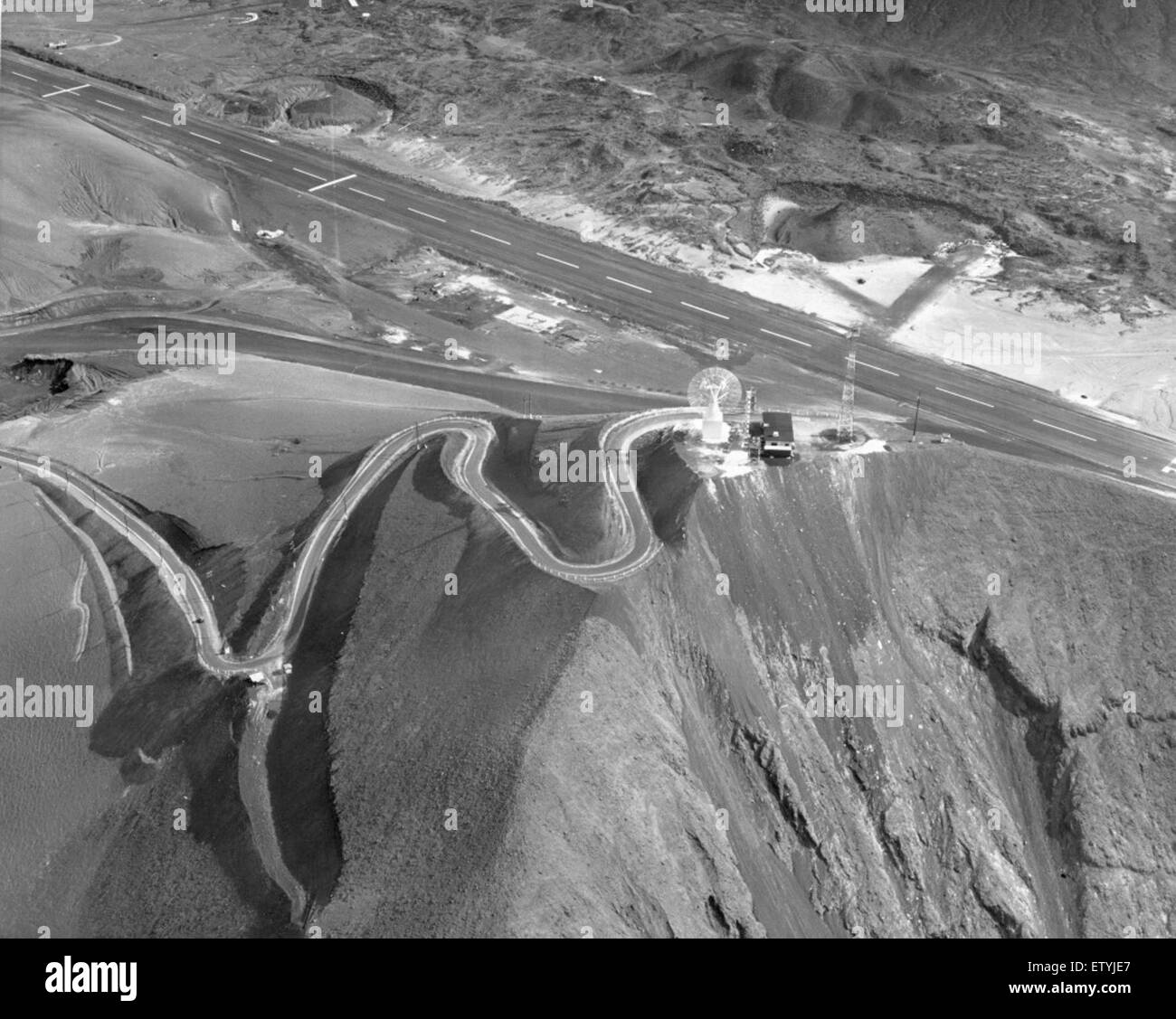 Una vista aerea dell'antenna da 60 piedi a Point Loma, California, che mostra la sua struttura e la sua posizione. L'antenna fa parte dell'infrastruttura di comunicazione utilizzata per le comunicazioni via satellite e altre operazioni tecniche nella zona. Foto Stock