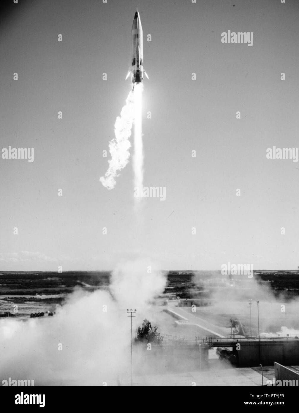 L'Atlas 13A è un razzo utilizzato per i test a Cape Canaveral. Il test, denominato "test 222", faceva parte di una serie per valutare le prestazioni dei razzi per le future missioni spaziali. L'Atlas 13A ha contribuito in modo significativo allo sviluppo dei veicoli di lancio nello spazio a metà del XX secolo. Foto Stock