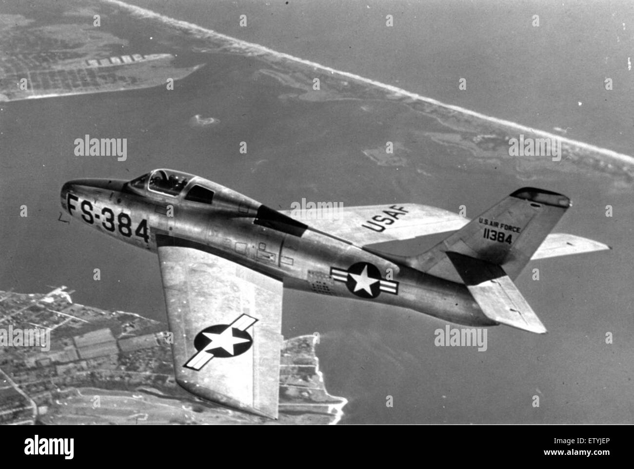 Il Republic F-84F Thunderstreak, numero di serie 51-1384, è un caccia-bombardiere statunitense utilizzato durante la Guerra fredda. Noto per la sua versatilità sia nell'attacco al suolo che nei ruoli di superiorità aerea, fu una parte fondamentale della strategia di difesa della NATO post-seconda guerra mondiale. Foto Stock