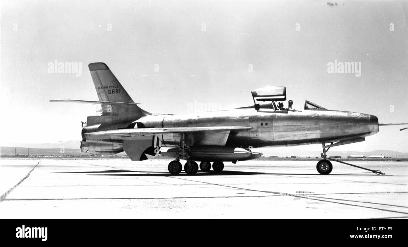 Questa foto raffigura il Republic XF-91 Thunderceptor, un aereo sperimentale a reazione, modello 46-681. L'XF-91 è stato progettato negli anni '1950 come parte degli sforzi della U.S. Air Force per sviluppare un versatile intercettore ad alta velocità. Foto Stock