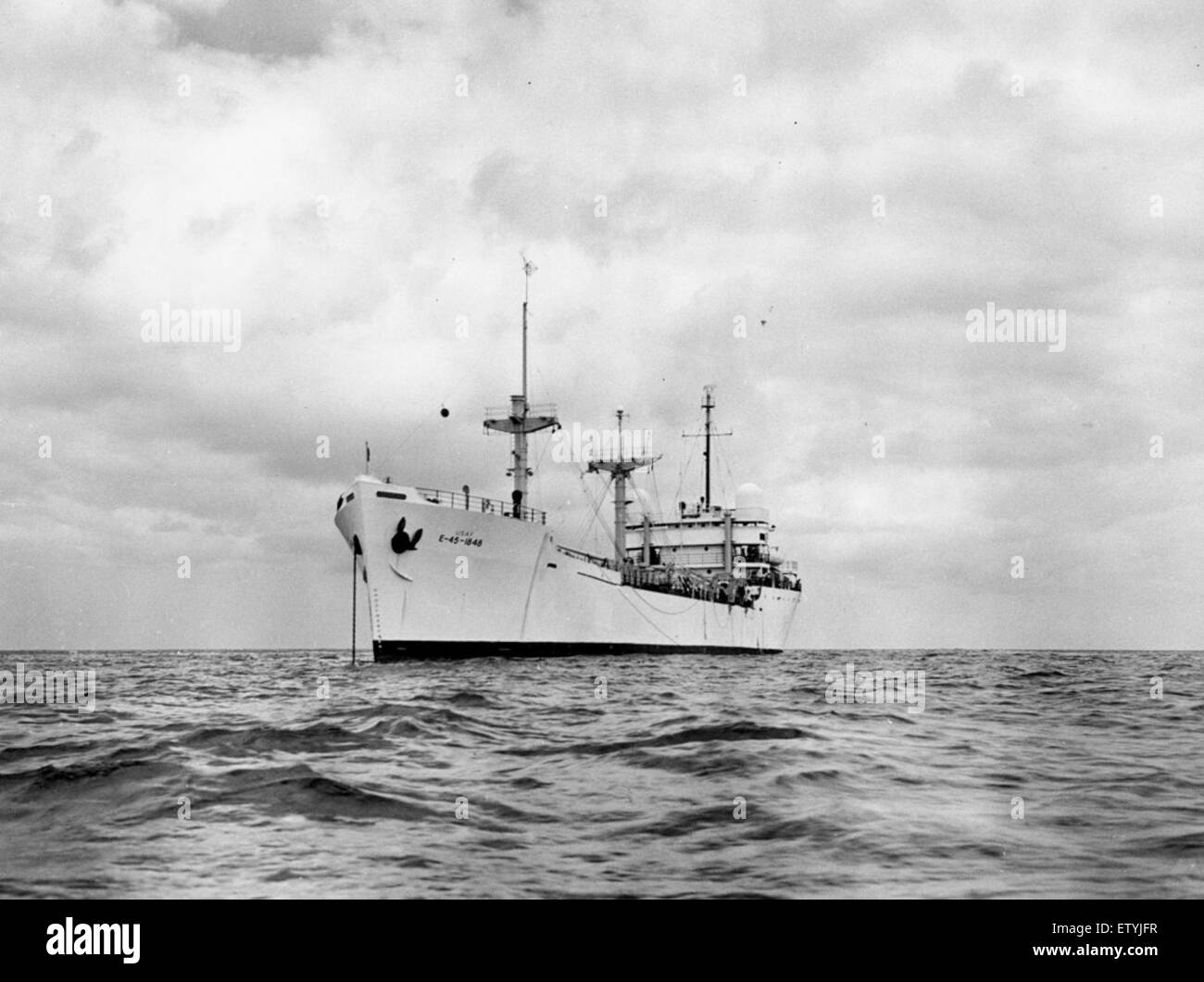 L'USAF e 45, una nave di recupero, era in servizio come parte delle operazioni di recupero nel 1961. Il suo ruolo principale consisteva nel recuperare veicoli spaziali o oggetti dalle missioni spaziali, contribuendo al successo del programma spaziale statunitense durante le prime fasi dell'esplorazione spaziale. Foto Stock