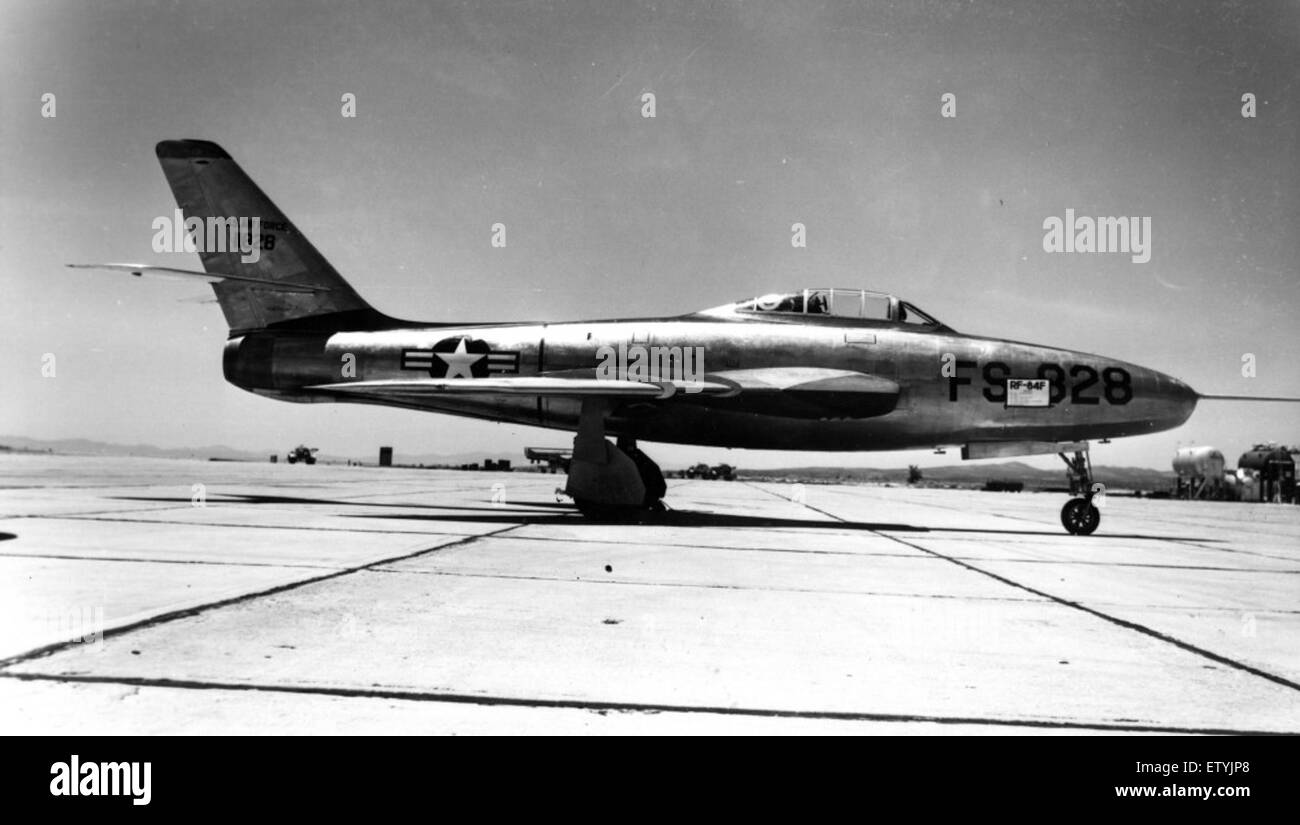Questa fotografia raffigura l'YRF-84F, una variante dell'F-84 Thunderjet, scattata da Pete Bowers. Lo YRF-84F fu utilizzato dalla U.S. Air Force per scopi di ricerca durante gli anni '1950, compresi i test sui motori a reazione. Foto Stock
