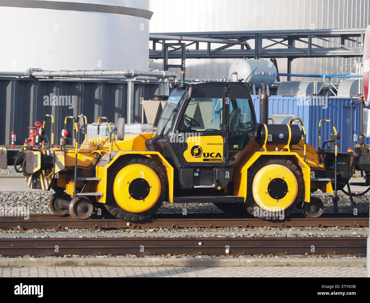 La foto dell'attrezzatura ferroviaria UCA mostra le moderne attrezzature per il trasporto ferroviario in azione. L'immagine cattura la funzionalità dell'industria ferroviaria, concentrandosi sugli aspetti tecnici della macchina e sul suo funzionamento sui binari. Foto Stock