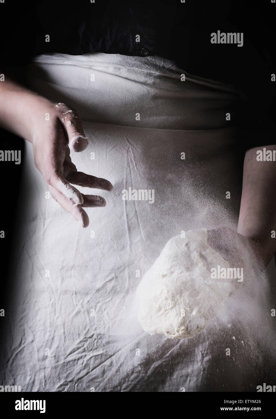 Le mani delle donne rendendo la pasta per pizza. Vedere serie Foto Stock