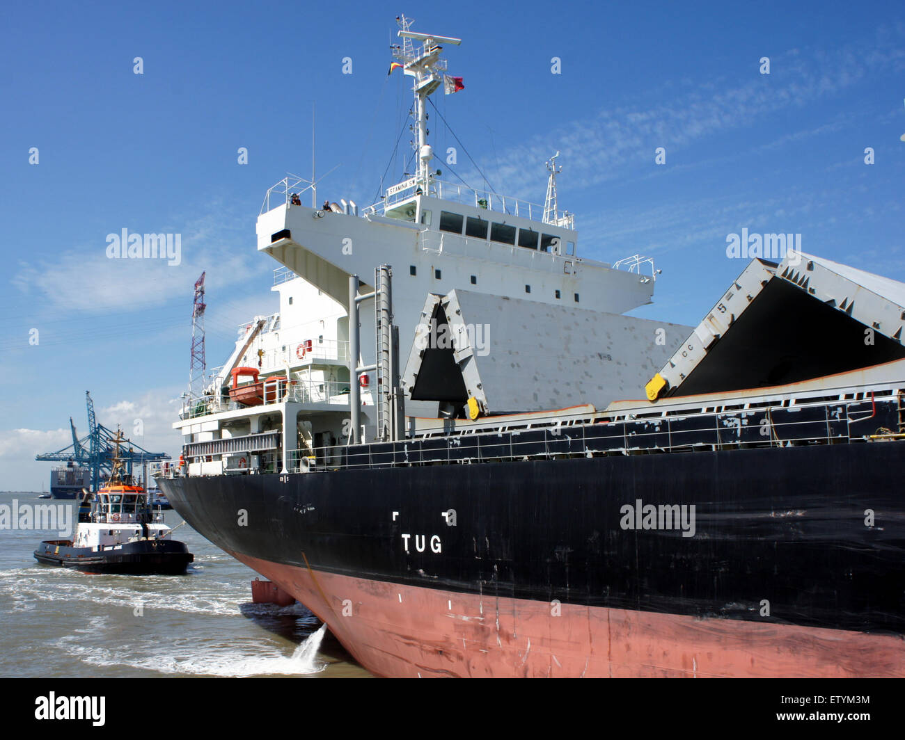 La Union Jade (IMO 9365142) e la Stamina SW (IMO 9603958) sono navi viste nel porto di Anversa. Queste navi sono adibite al trasporto di merci, con Union Jade come nave portacontainer e Stamina SW una nave cisterna che opera nell'affollato porto belga. Foto Stock