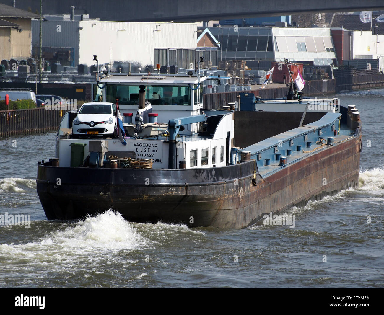 La Vagebond è una nave petroliera registrata ai sensi della norma ENI 03310527, che opera lungo la Amsterdam-Rijnkanaal nei Paesi Bassi. Questo grande vettore merci trasporta petrolio e altre merci attraverso il fiume, svolgendo un ruolo chiave nella logistica marittima regionale. Si vede spesso navigare tra i porti, dimostrando l'importanza del trasporto per via navigabile nella rete commerciale europea. Foto Stock