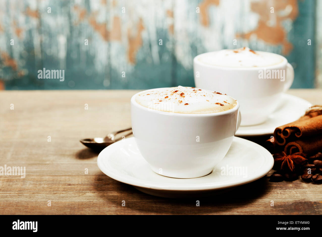 Due tazze di caffè sul vecchio tavolo in legno Foto Stock