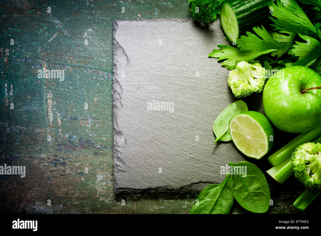 Fresche verdure verdi su sfondo vintage - detox, la dieta o il cibo sano concetto Foto Stock