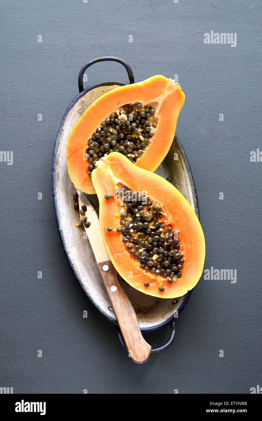 Fette di papaia fresca frutta su una piastra di smalto Foto Stock