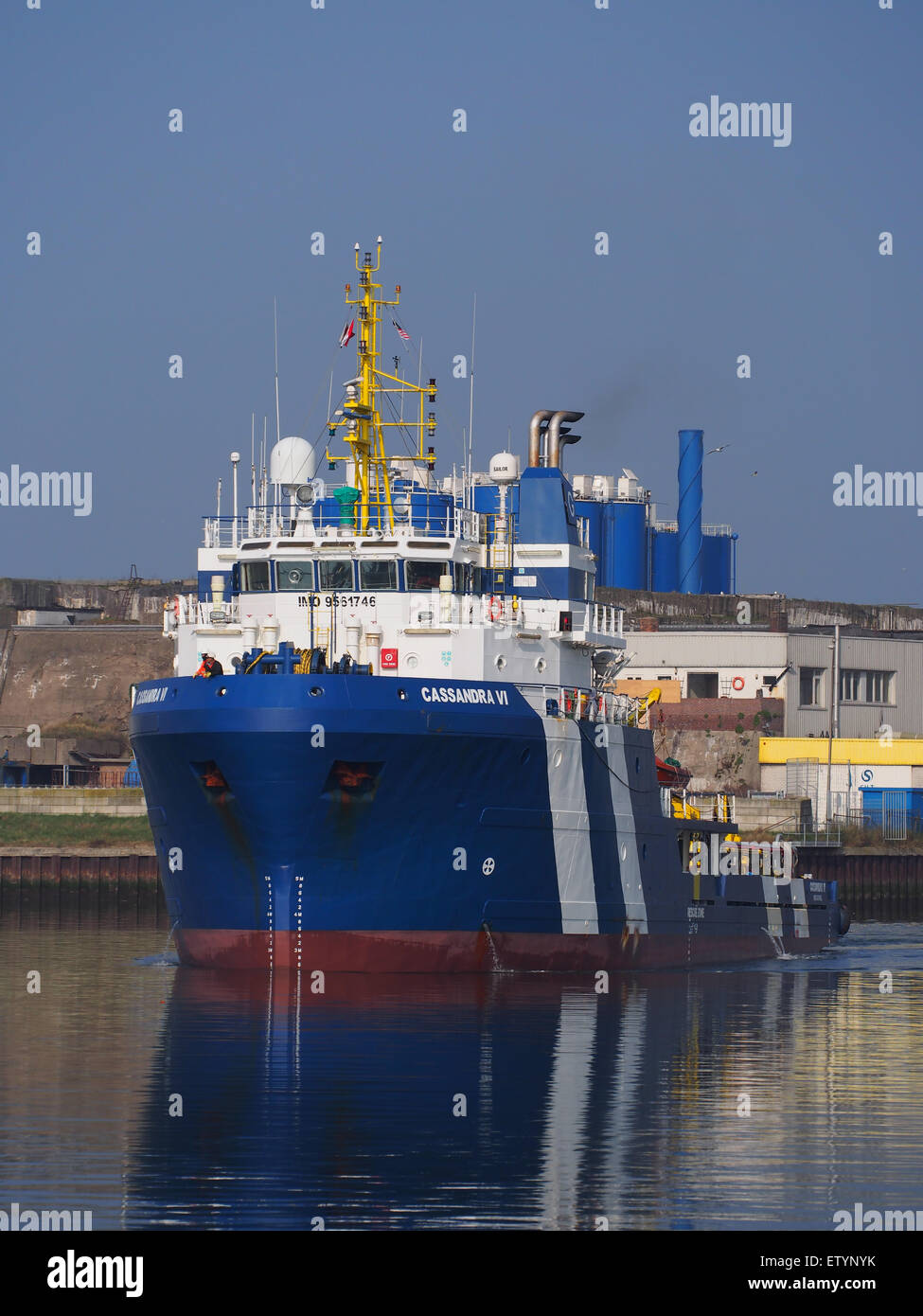 La Casandra vi è una nave cisterna fotografata al porto di Amsterdam, che arriva ad Haringhaven, IJmuiden. L'immagine mostra la nave in transito, evidenziandone il ruolo nel trasporto marittimo. Foto Stock