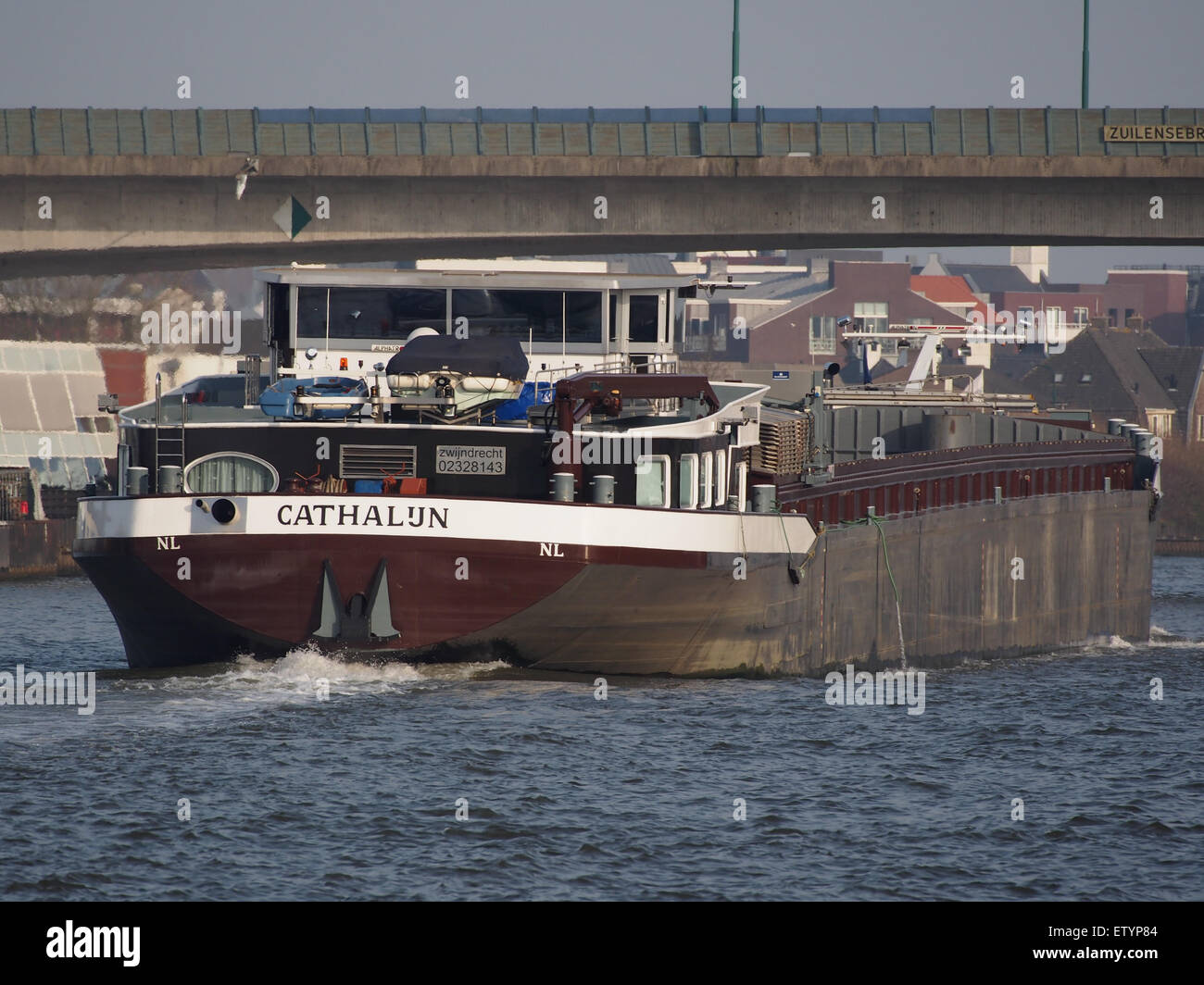 La "Cathalijn" è una nave cisterna con ENI 02328143, vista navigare attraverso Amsterdam-Rijnkanaal. Questa nave è stata progettata per il trasporto di carichi liquidi e svolge un ruolo chiave nella logistica regionale lungo questa importante via navigabile che collega il Mare del Nord con il cuore dei centri industriali olandesi. Foto Stock