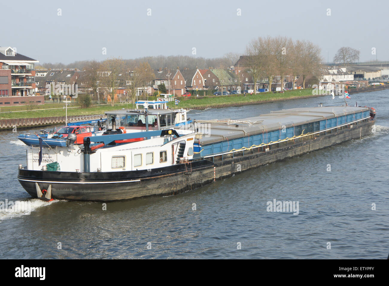 La "Cosmopolite" (ENI 02315182) è una nave da carico che naviga sulla Amsterdam-Rijnkanaal, una delle principali vie navigabili dei Paesi Bassi. L'immagine cattura la nave in transito, dimostrando l'importanza del canale per il trasporto merci e il commercio nella logistica marittima europea. Foto Stock