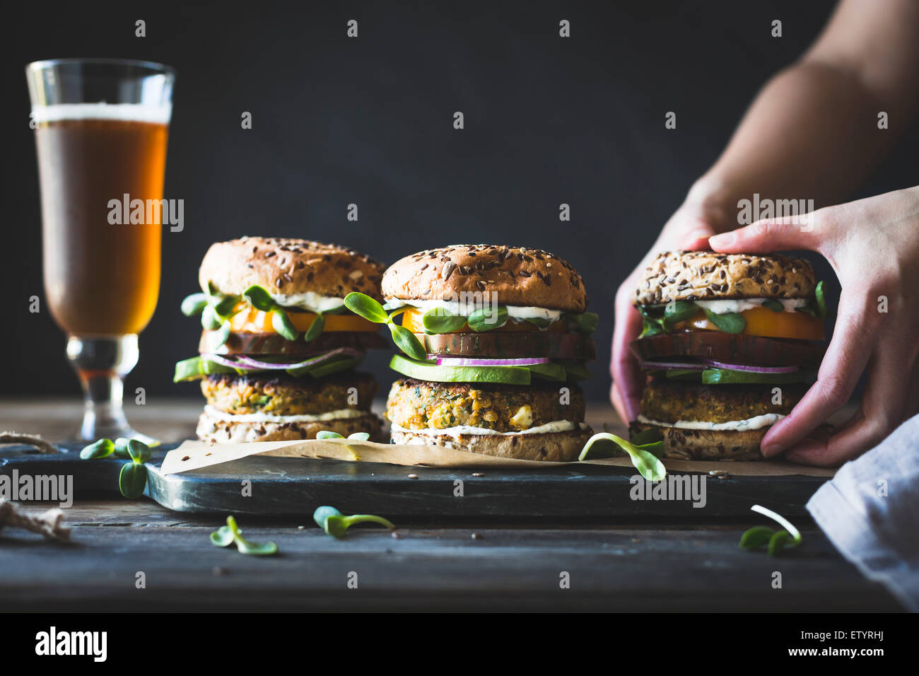 Spiced zucchine, il formaggio Feta e ceci Hamburger Vegetariano coniate con salsa di yogurt Foto Stock