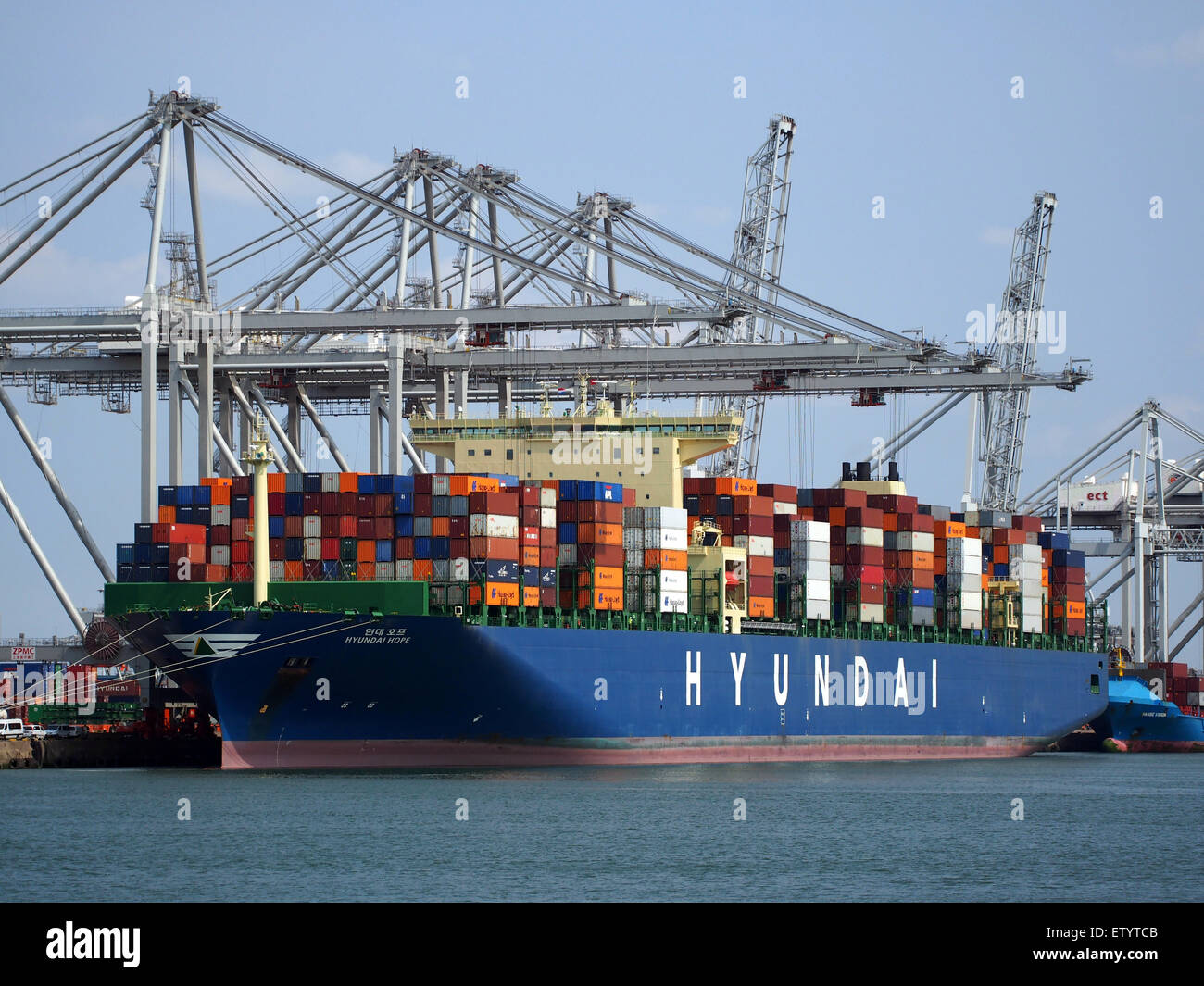 La nave Hyundai Hope, operante sotto l'IMO 9637234, è ancorata ad Amazonehaven nel porto di Rotterdam. Questa nave portacontainer fa parte della rete di navigazione globale, che trasporta merci attraverso le acque internazionali. Foto Stock