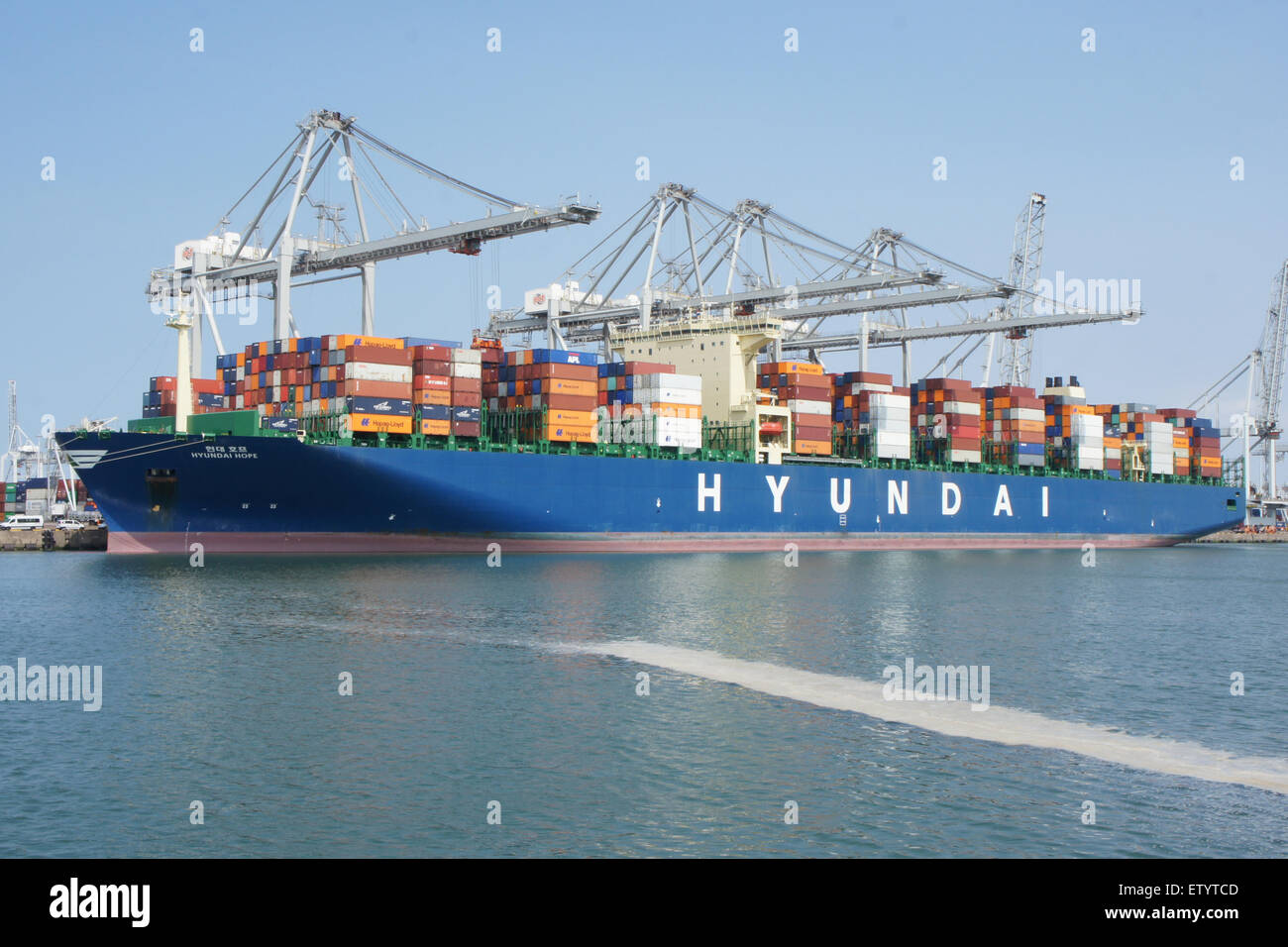 La Hyundai Hope, una nave container con numero IMO 9637234, è ormeggiata ad Amazonehaven nel porto di Rotterdam. Questa grande nave, identificata dall'indicativo di chiamata 3FMQ6, fa parte delle operazioni di carico globali, che trasportano merci attraverso rotte oceaniche e fluviali. È comunemente usato per la navigazione internazionale, servendo porti in tutto il mondo. Foto Stock