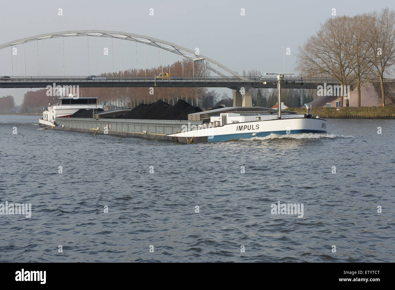 La Impuls (ENI 02325188) è una nave cisterna che opera sulla Amsterdam-Rijnkanaal e trasporta merci. Questa nave, identificabile dal suo numero ENI univoco, è utilizzata per la spedizione di petrolio e altre merci attraverso vie navigabili. È ormeggiata in un porto, che mostra l'ampia rete di trasporto merci attraverso i corsi d'acqua europei. Foto Stock