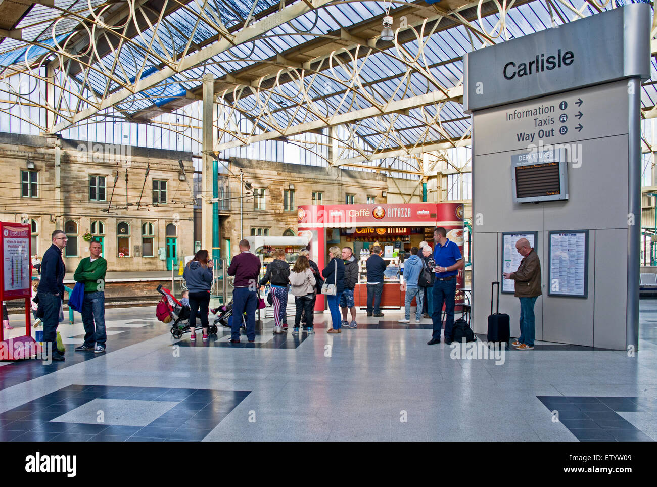 Vista su tutta la moltitudine di Carlisle (stazione ferroviaria STAZIONE CITTADELLA) originale architettura vittoriana sulla piattaforma opposta. Foto Stock