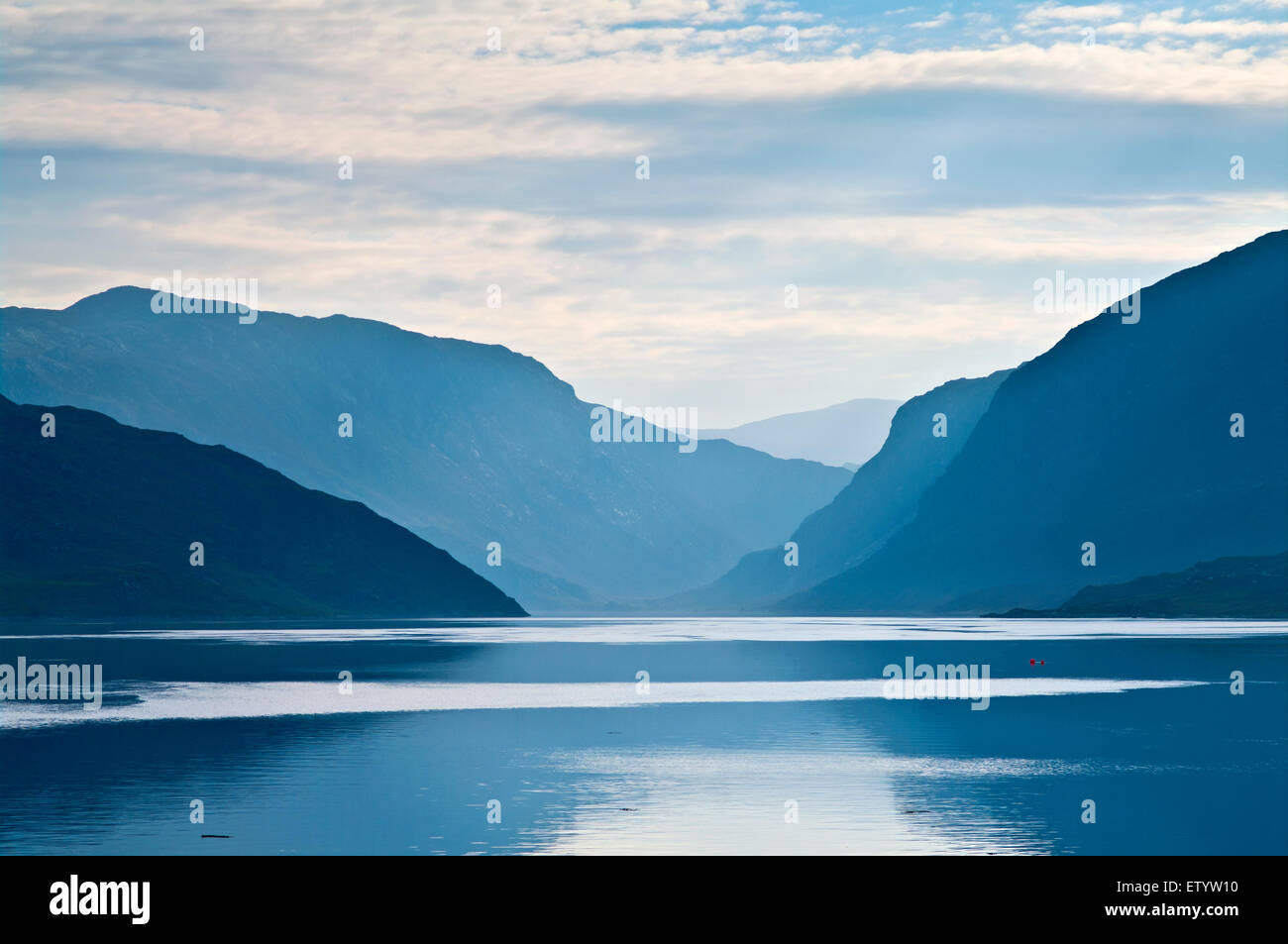 Calma mattina, riflessioni sul Loch Glendhu visto da Kylesku, costa Nord 500, Sutherland, Northwest Highlands, Scotland Regno Unito Foto Stock