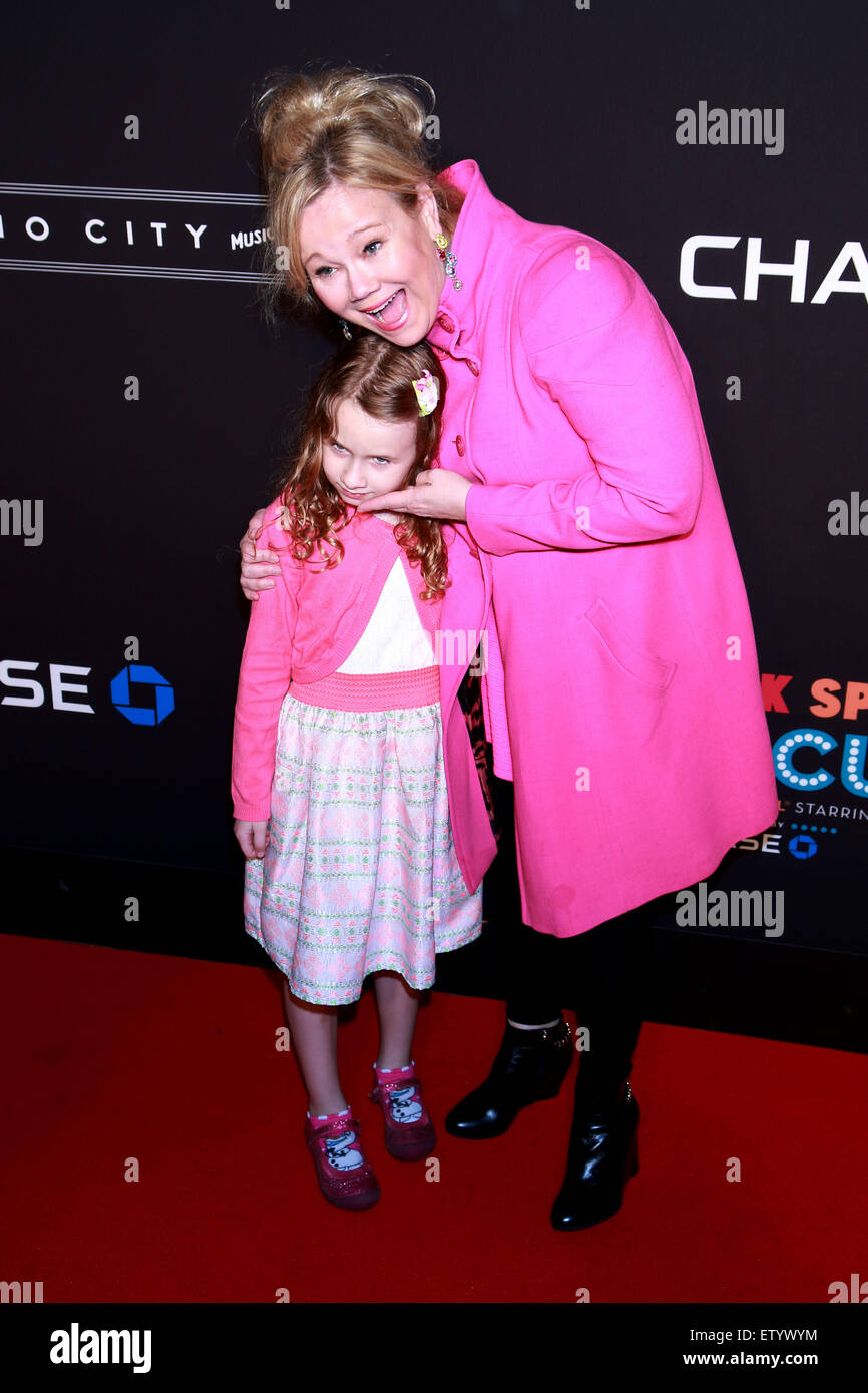 Serata di apertura per la New York primavera spettacolare al Radio City Music Hall - Arrivi. Dotato di: Caroline Rhea, famiglia dove: la città di New York, New York, Stati Uniti quando: 27 Mar 2015 C Foto Stock