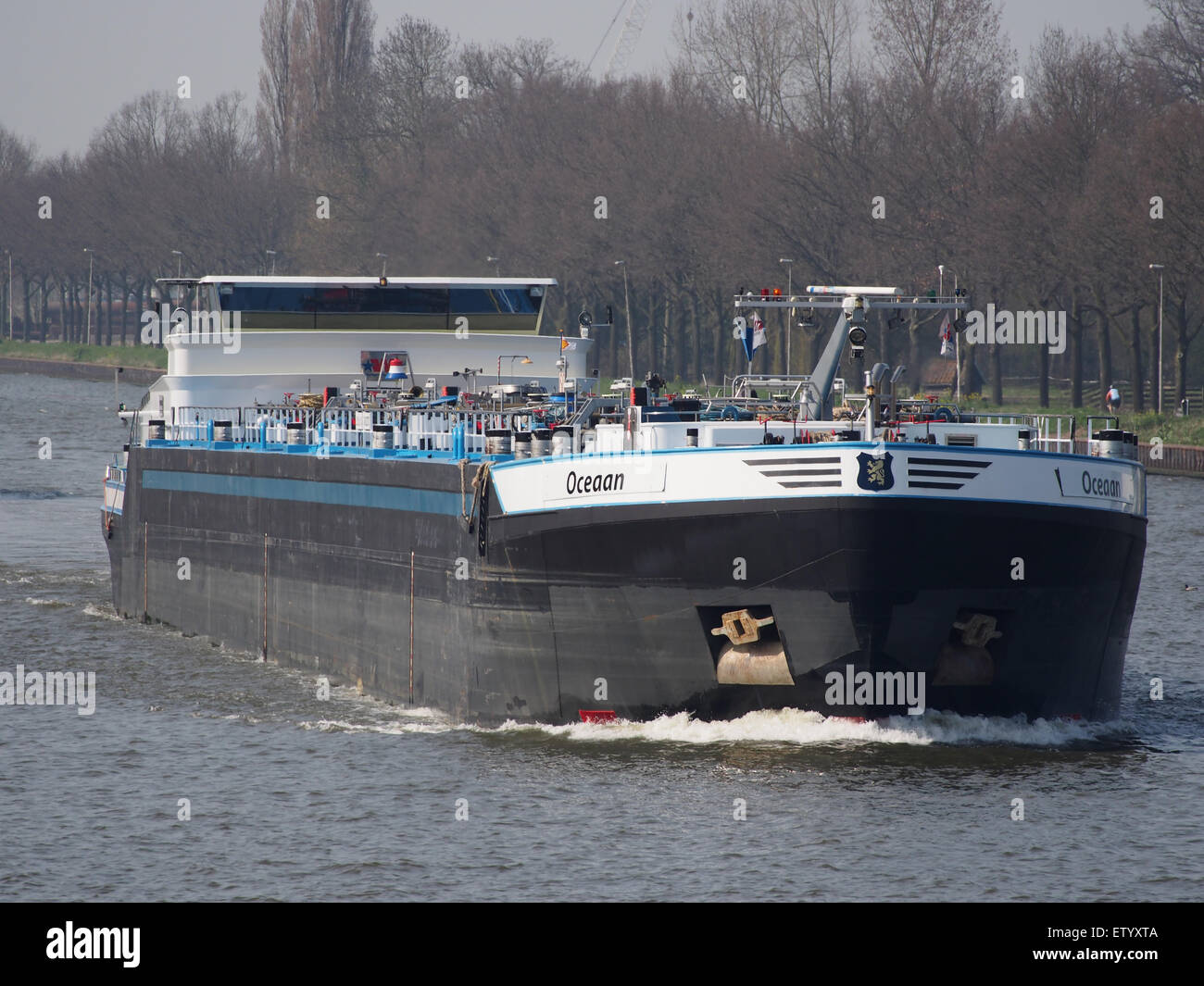 La nave Oceaan (ENI 02327672) naviga sulla Amsterdam-Rijnkanaal, una via d'acqua chiave nei Paesi Bassi. Questa immagine cattura la nave in transito attraverso il canale, illustrando il suo ruolo nel trasporto merci e nel commercio marittimo. Foto Stock
