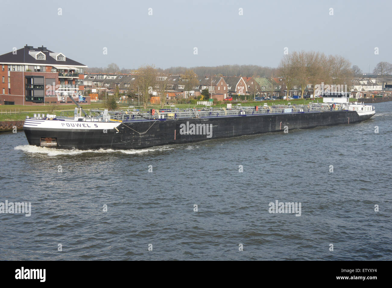La *Powel S*, identificata da ENI 02331435, è una nave da carico che viaggia lungo la Amsterdam-Rijnkanaal. Questa via d'acqua collega il fiume Reno al Mare del Nord ed è una rotta fondamentale per il trasporto merci in tutta Europa. Foto Stock