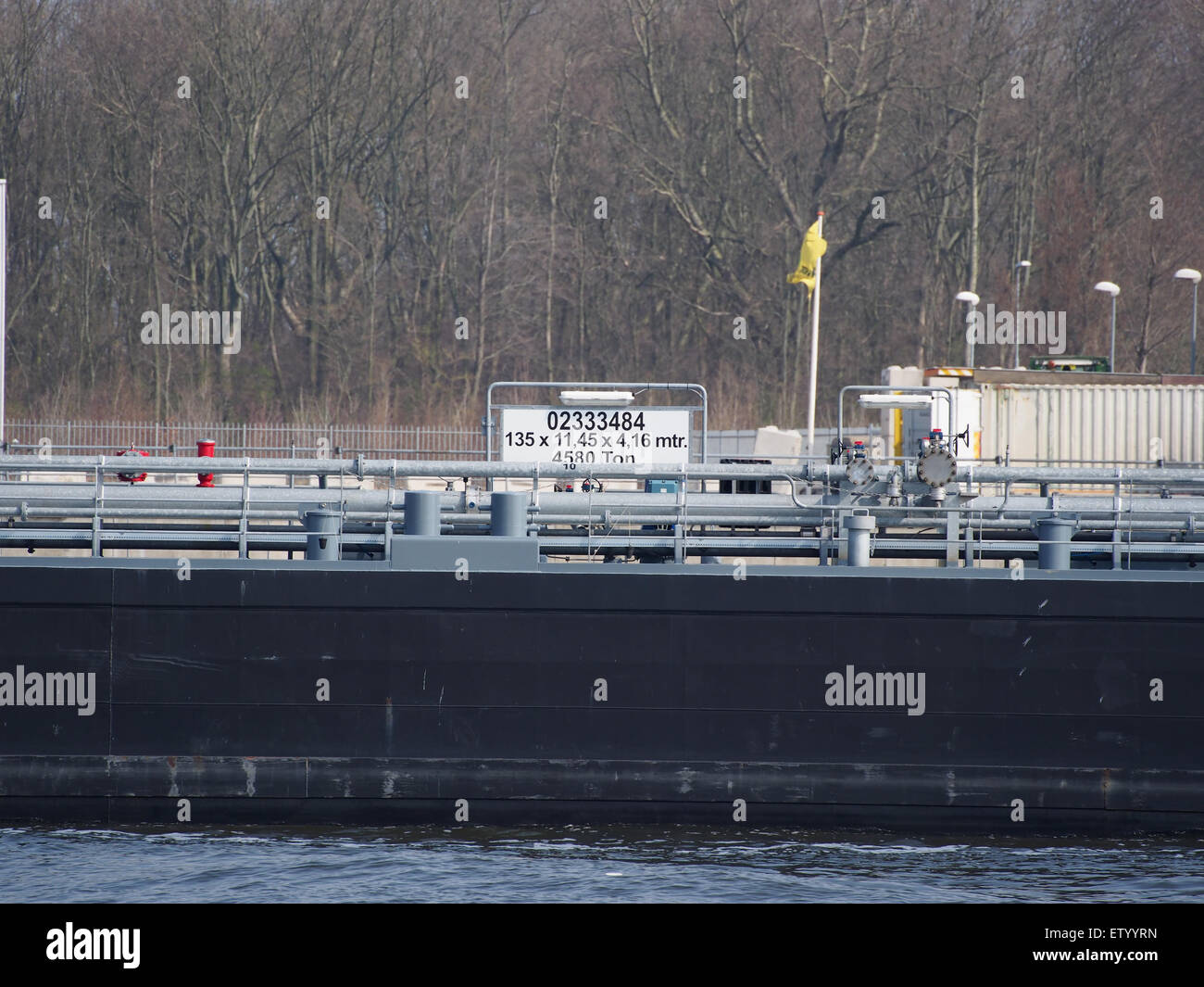 La Schotsman, una petroliera con numero ENI 02333484, si vede navigare attraverso il Noordzeekanaal vicino al porto di Amsterdam. Questa immagine cattura il transito della nave, mettendo in evidenza le operazioni portuali impegnate, con la nave scortata da un rimorchiatore attraverso il canale, mostrando il commercio marittimo e la logistica in questo importante hub marittimo europeo. Foto Stock