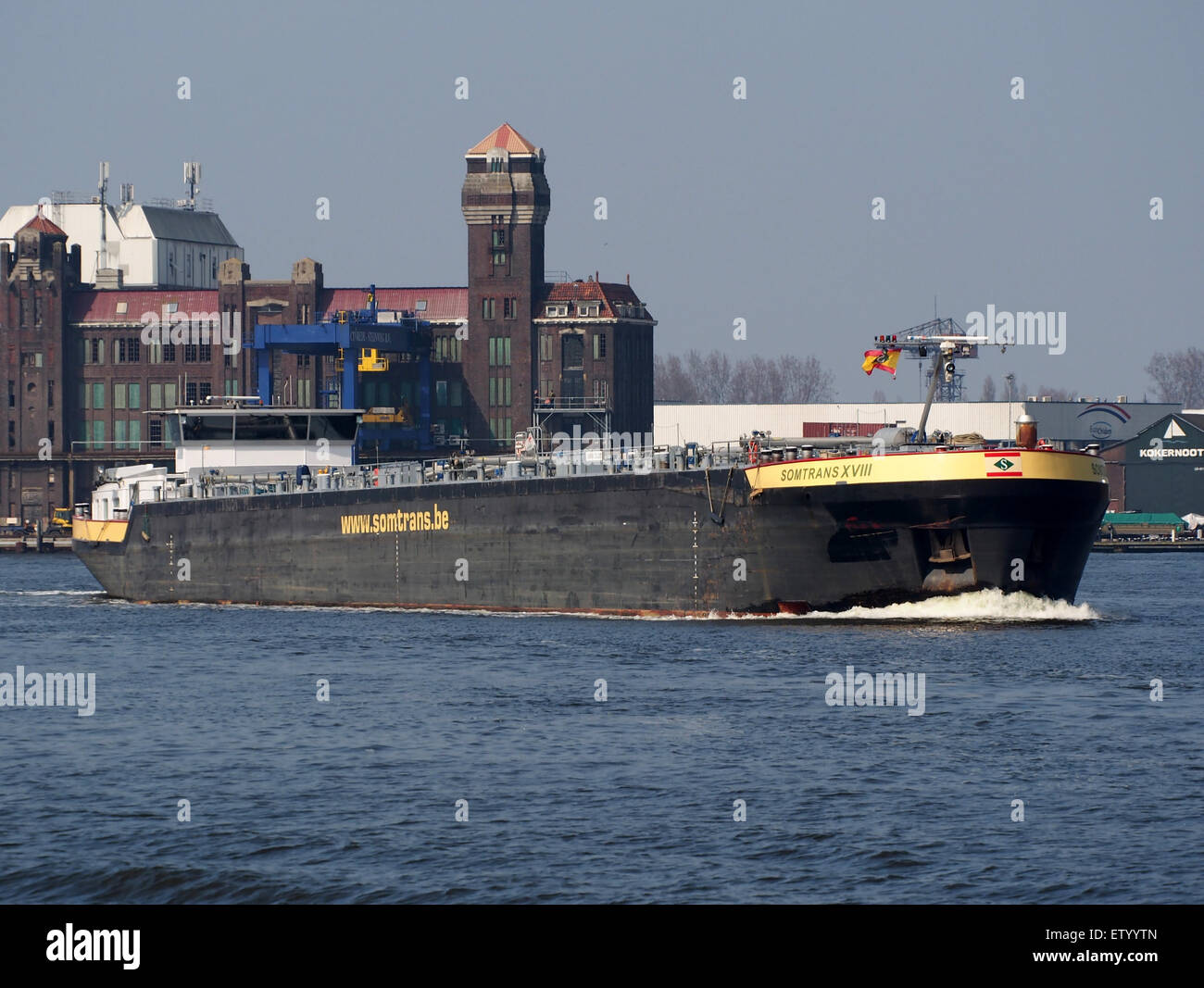 La Somtrans XVIII, una nave cisterna, è raffigurata nel Noordzeekanaal vicino al porto di Amsterdam. La nave fa parte delle operazioni marittime nella trafficata zona portuale di Amsterdam, facilitando il trasporto merci. Foto Stock