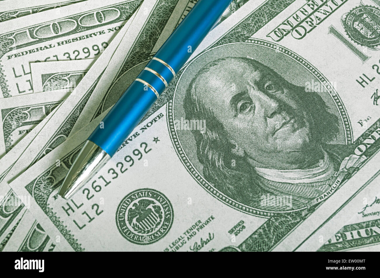 Vicino la penna sul dollaro USA banconote Foto Stock