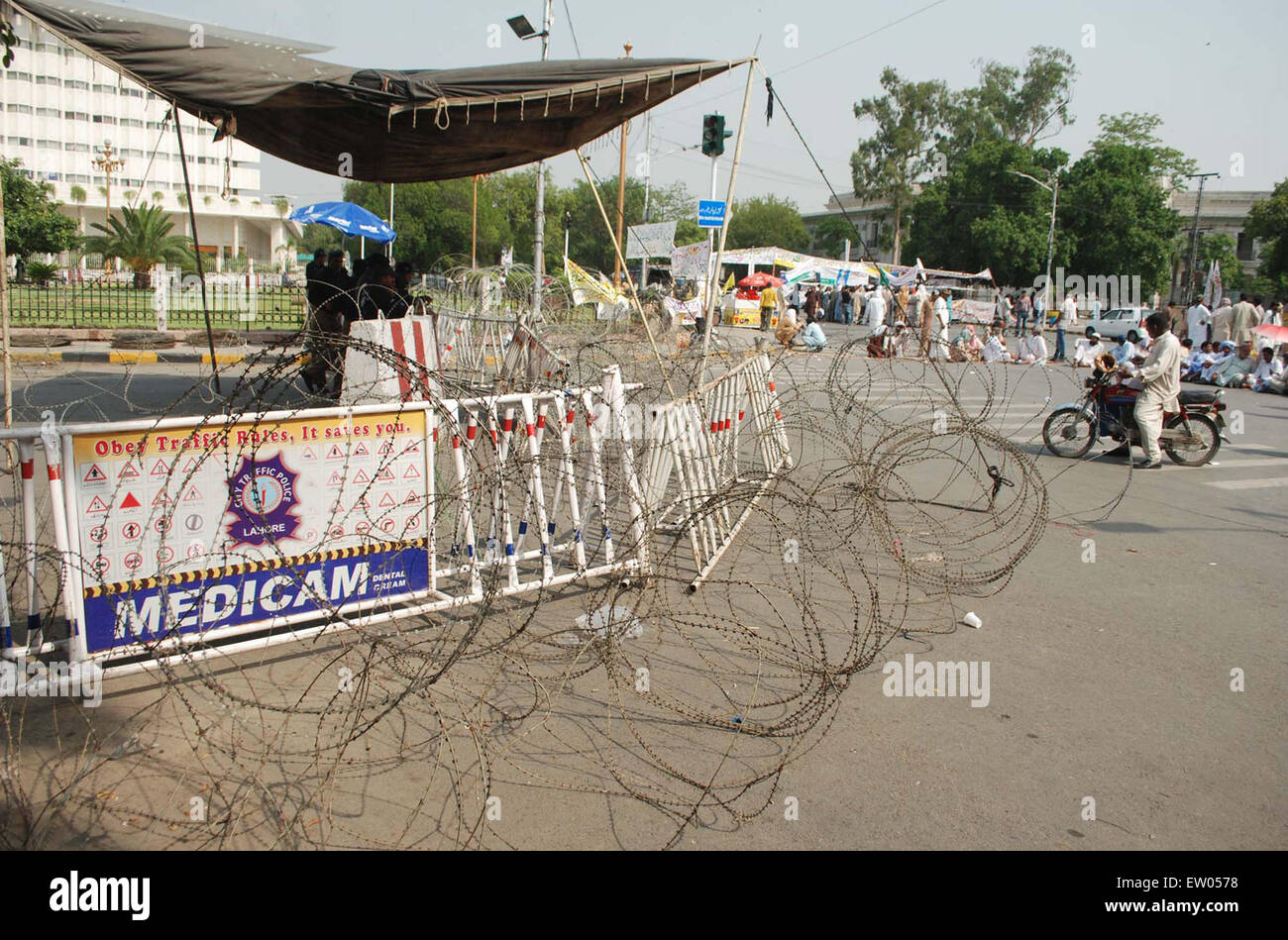 Lahore, Pakistan. 16 Giugno, 2015. La polizia ha chiuso la strada conducono verso il Punjab complessivo nella percezione del rally di protesta, a Lahore su Martedì, 16 giugno 2015. Credito: Asianet-Pakistan/Alamy Live News Foto Stock