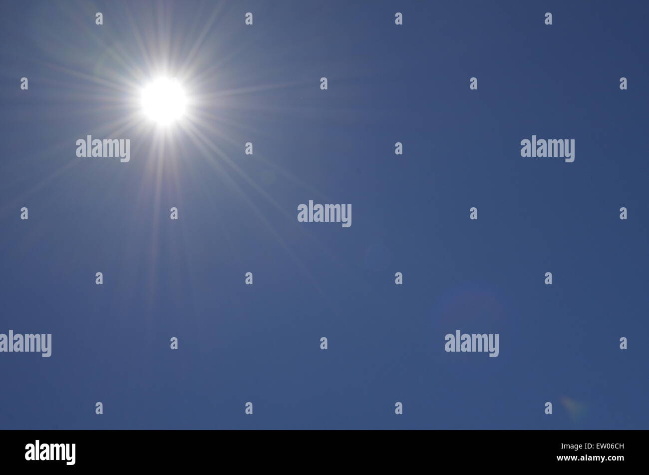 Il sole e un cielo blu Foto Stock
