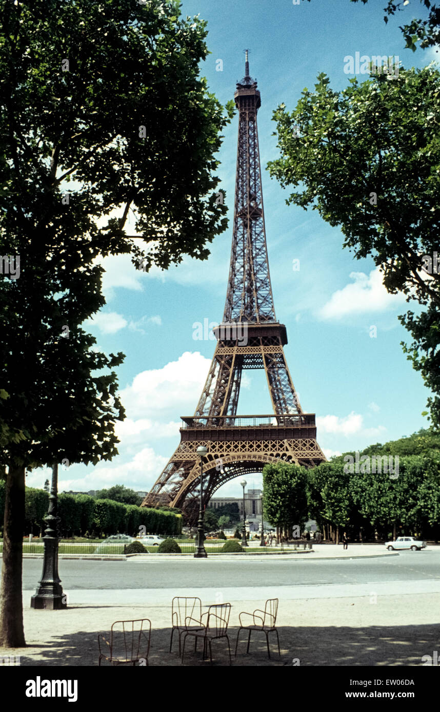 Eiffelturm a Parigi a metà degli anni sessanta Der Eiffelturm a Parigi in sechziger Jahren von einem fast menschenleeren Platz Foto Stock