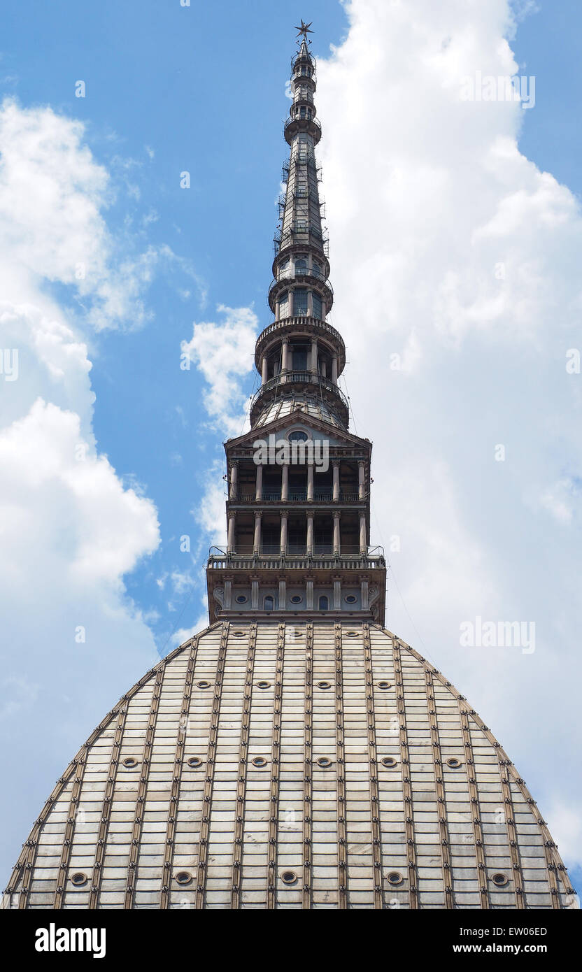 Un singolare vista della Mole Antonelliana, simbolo di Torino, Italia. Qui viene mostrato il tetto e la veramente di alta guglia su di esso Foto Stock