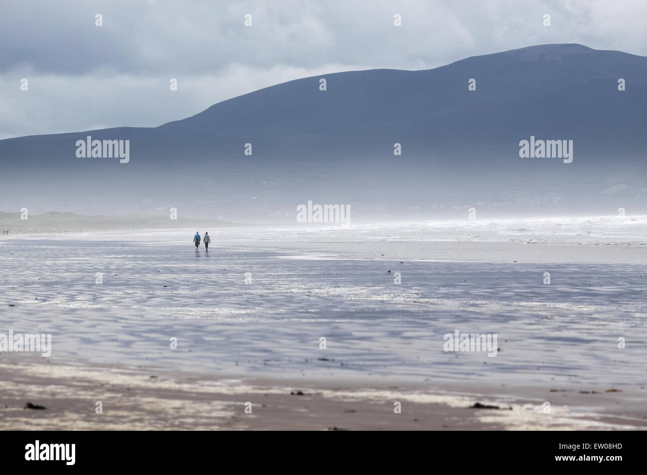 Le tempeste sulla spiaggia di pollice Beach, Iveragh Peninsula, nella contea di Kerry, Irlanda Foto Stock