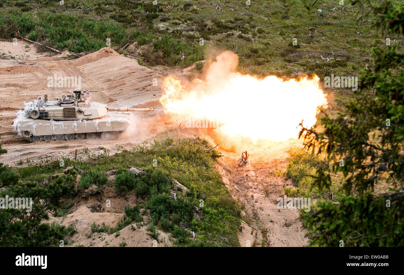 Stati Uniti Esercito armor unità con la terza divisione di fanteria impegnare un target range verso il basso con la loro M1A2 Abrams battaglia serbatoio durante un live-formazione antincendio esercizio parte di Operazione Atlantic risolvere Giugno 14, 2015 nella Tapa, Estonia. Foto Stock