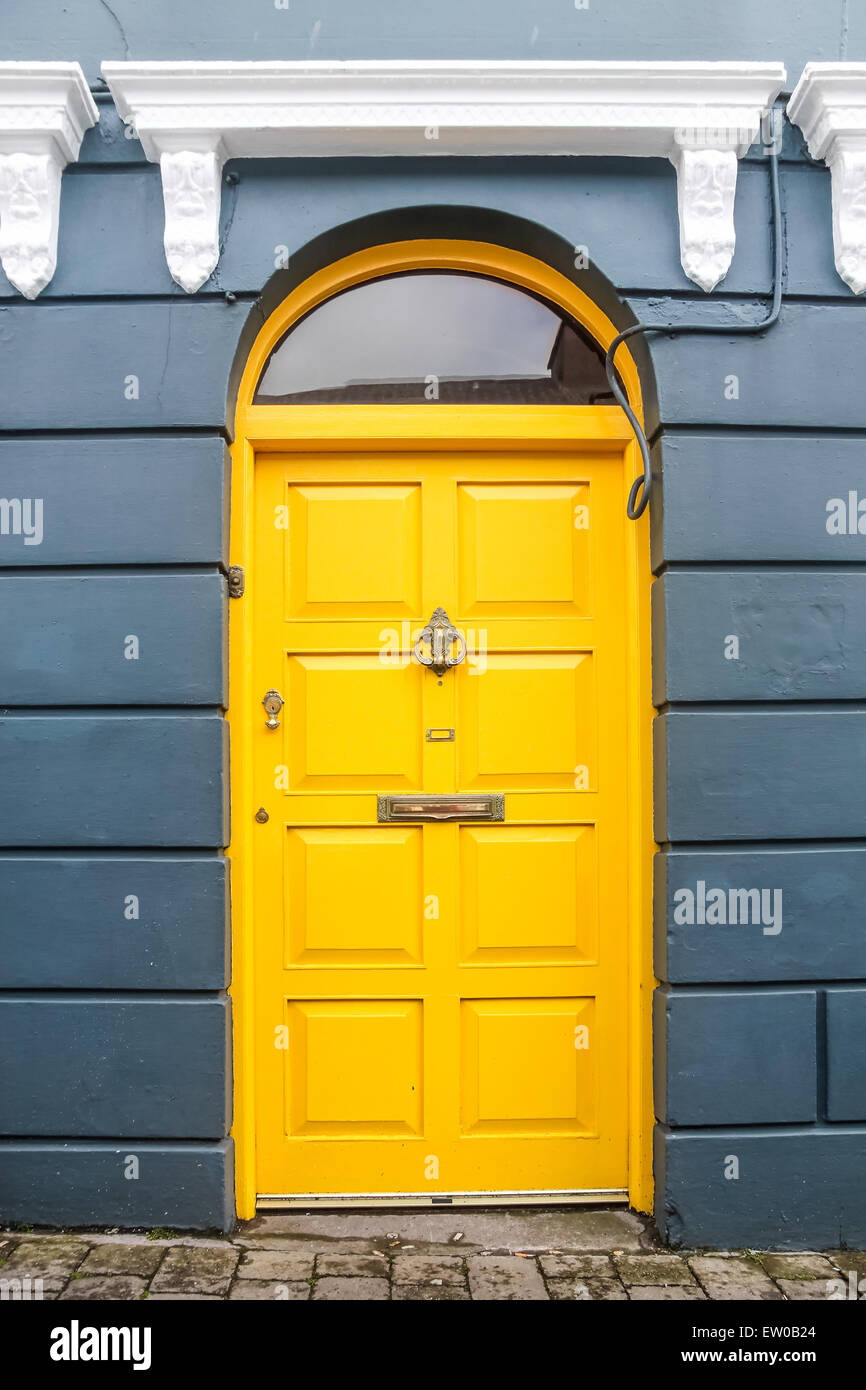 Gialla porta in Dingle, nella contea di Kerry, Irlanda Foto Stock