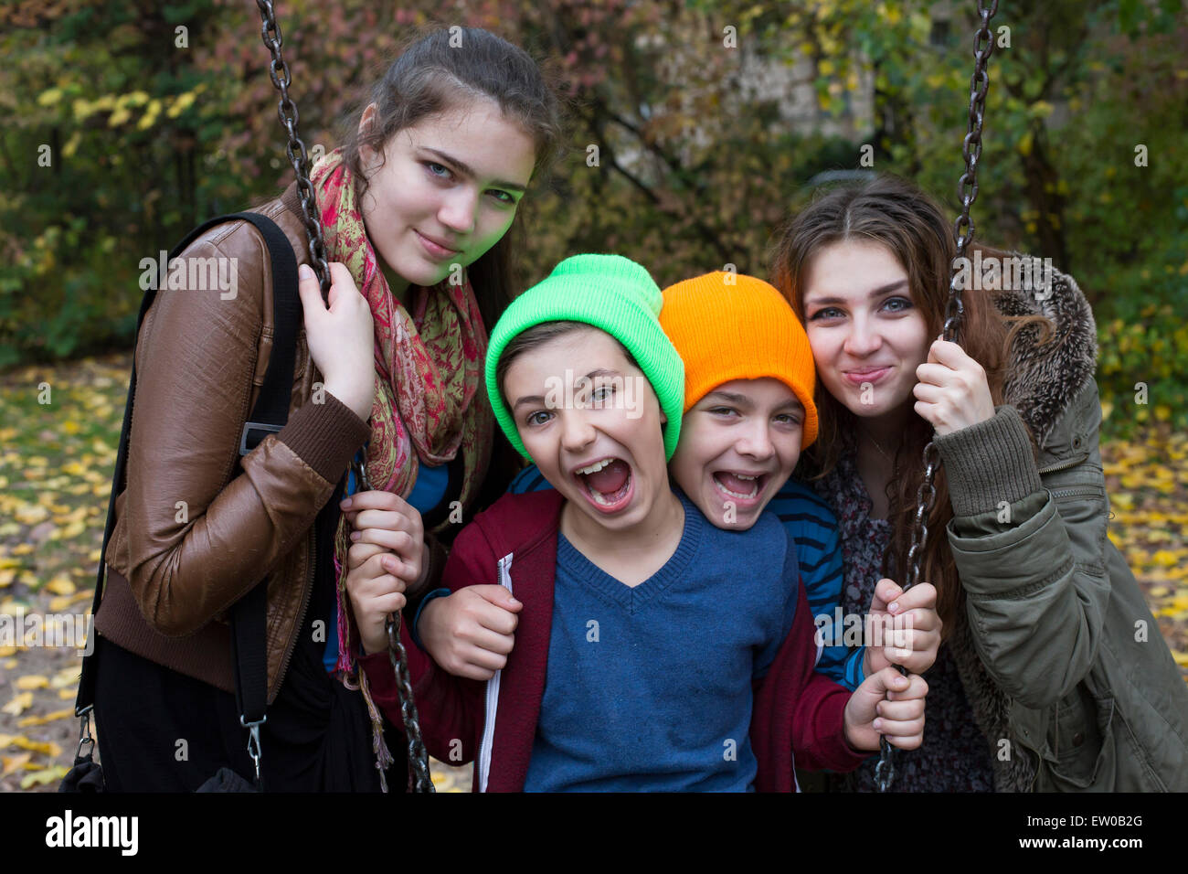 Ritratto di due ragazze adolescenti e due ragazzi su un parco giochi Foto Stock