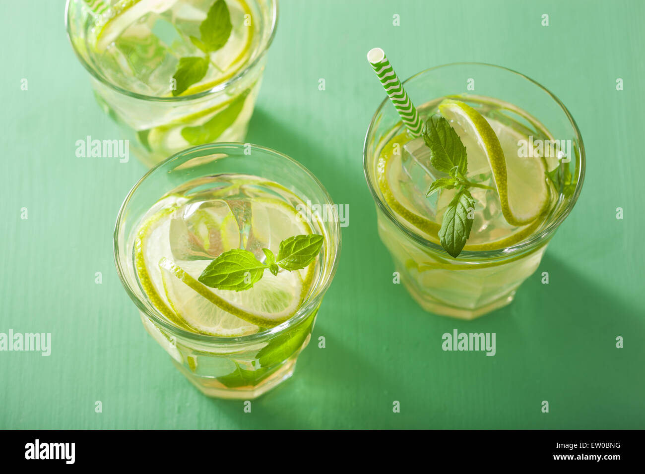 Freschi cocktail mojito su sfondo verde Foto Stock