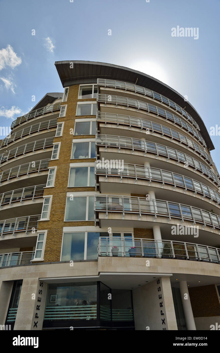Blocco di appartamenti e balconi a Southwark London Regno Unito Foto Stock