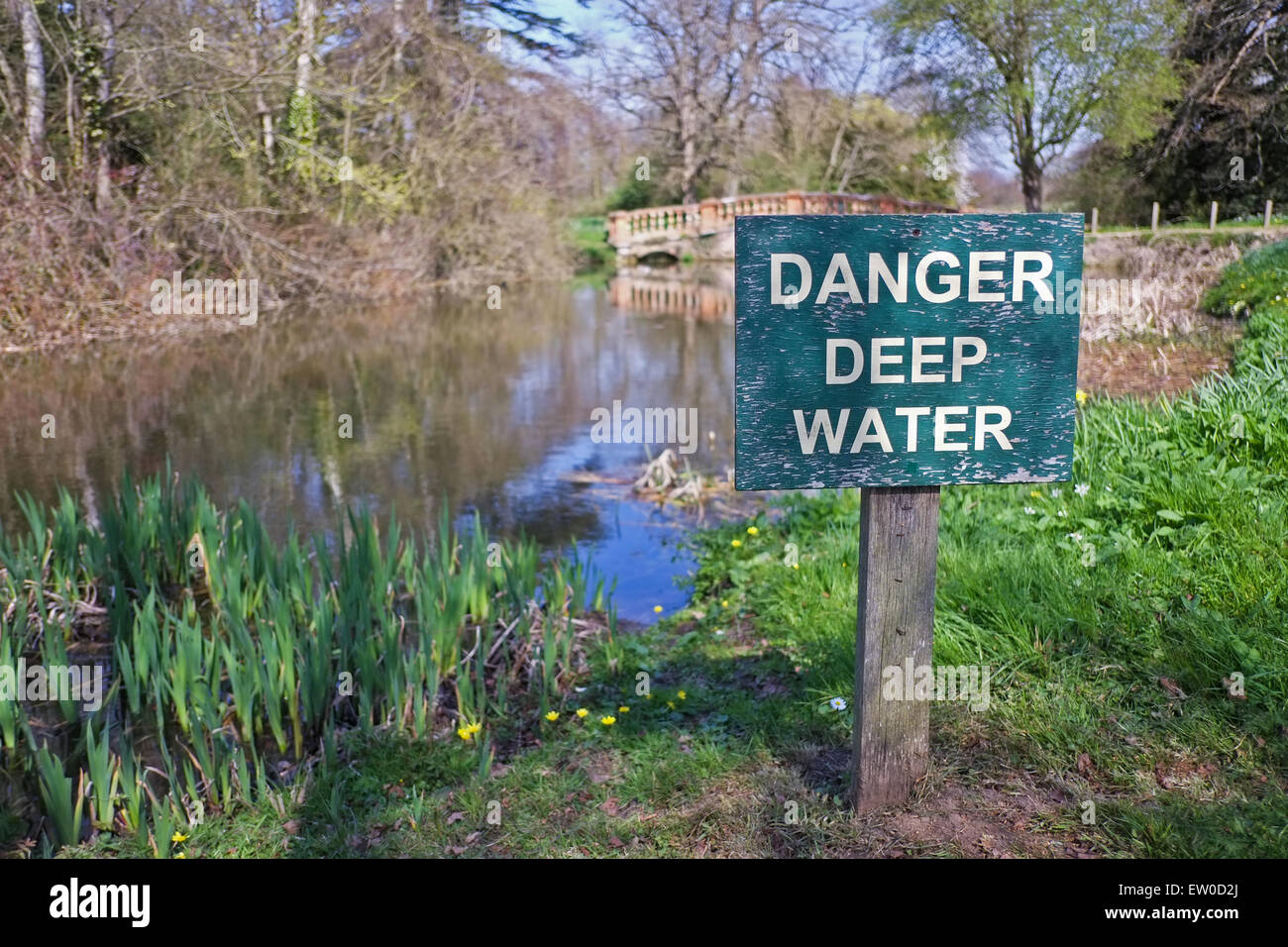 Pericolo in acqua profonda segno accanto al laghetto Foto Stock